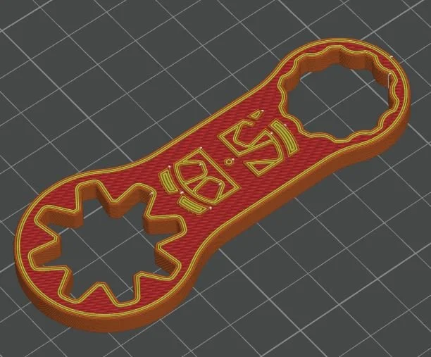 3D-Modell eines Schlüsselanhängers mit Superman-Logo, roter Basis und gelben Konturen.