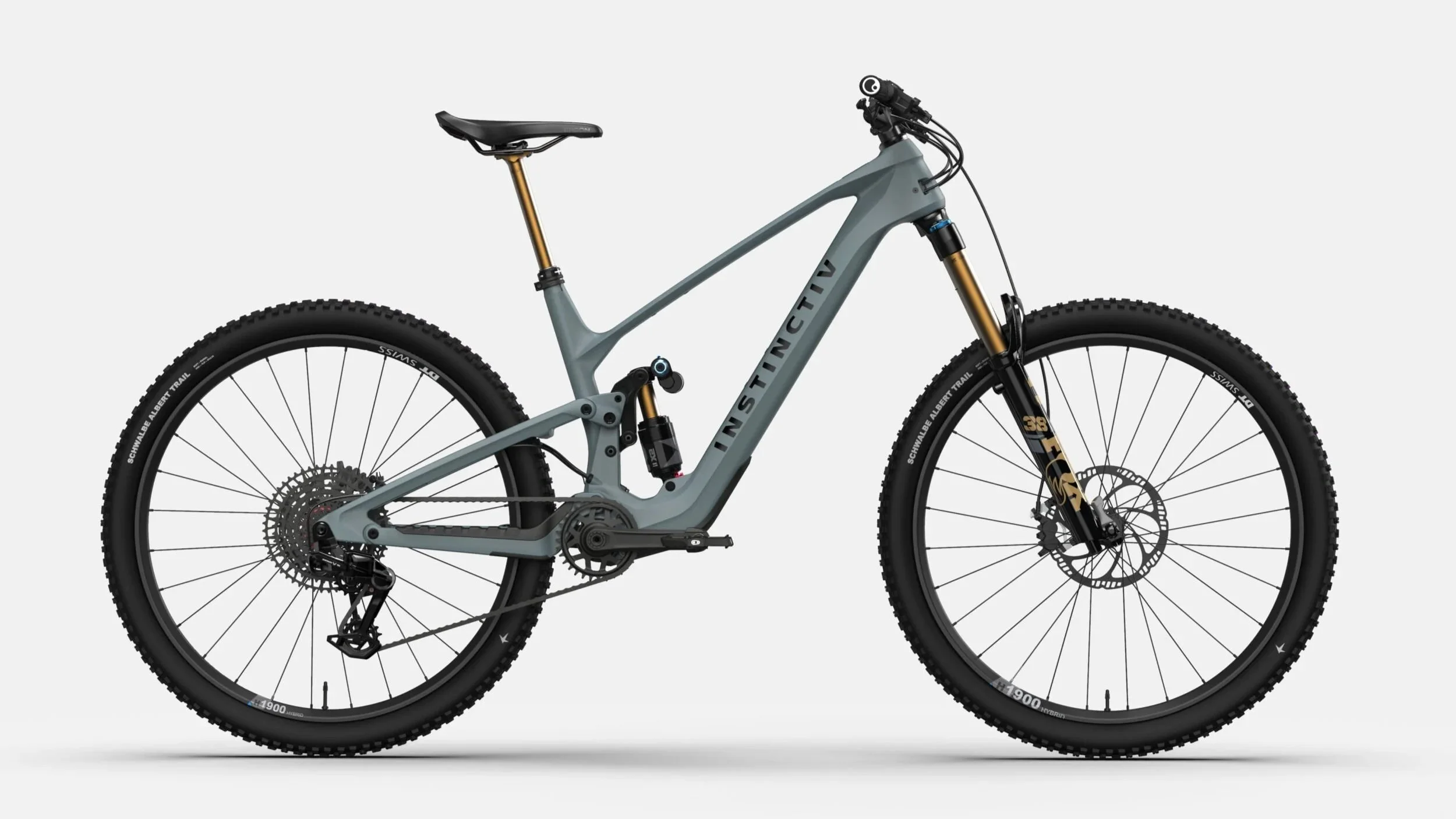 Ein modernes elektrische Mountainbike mit einem Rahmen in Grau, goldenen Federgabeln und 29-Zoll-Reifen auf weißem Hintergrund.