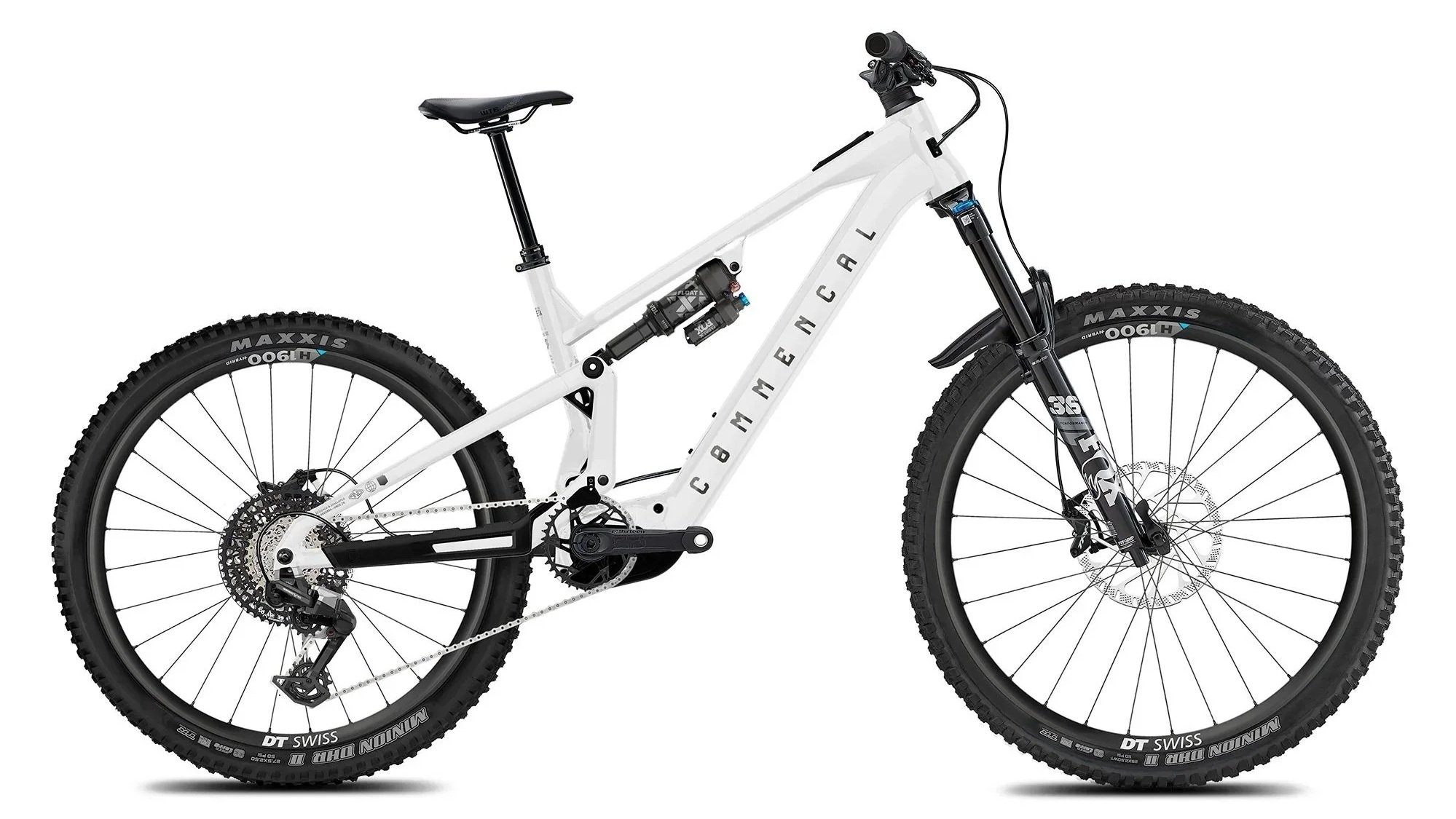 Ein weißes E-Mountainbike mit schwarzen Reifen und Motocross-Style-Designs, das auf einem weißen Hintergrund steht.