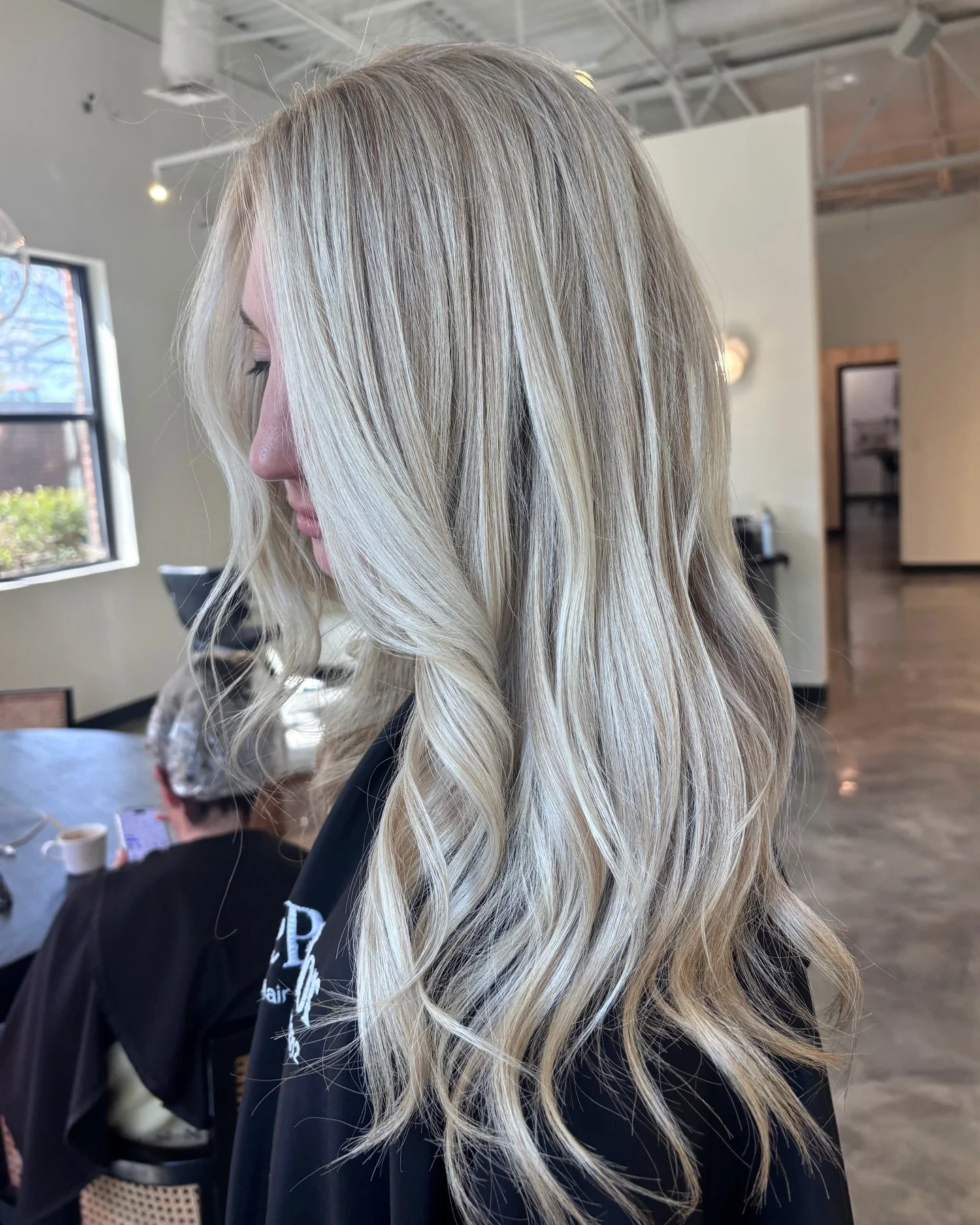 A full blonding is the best way to bring brightness back to your hair and elevate your whole look✨

By @hairbymaggiehall