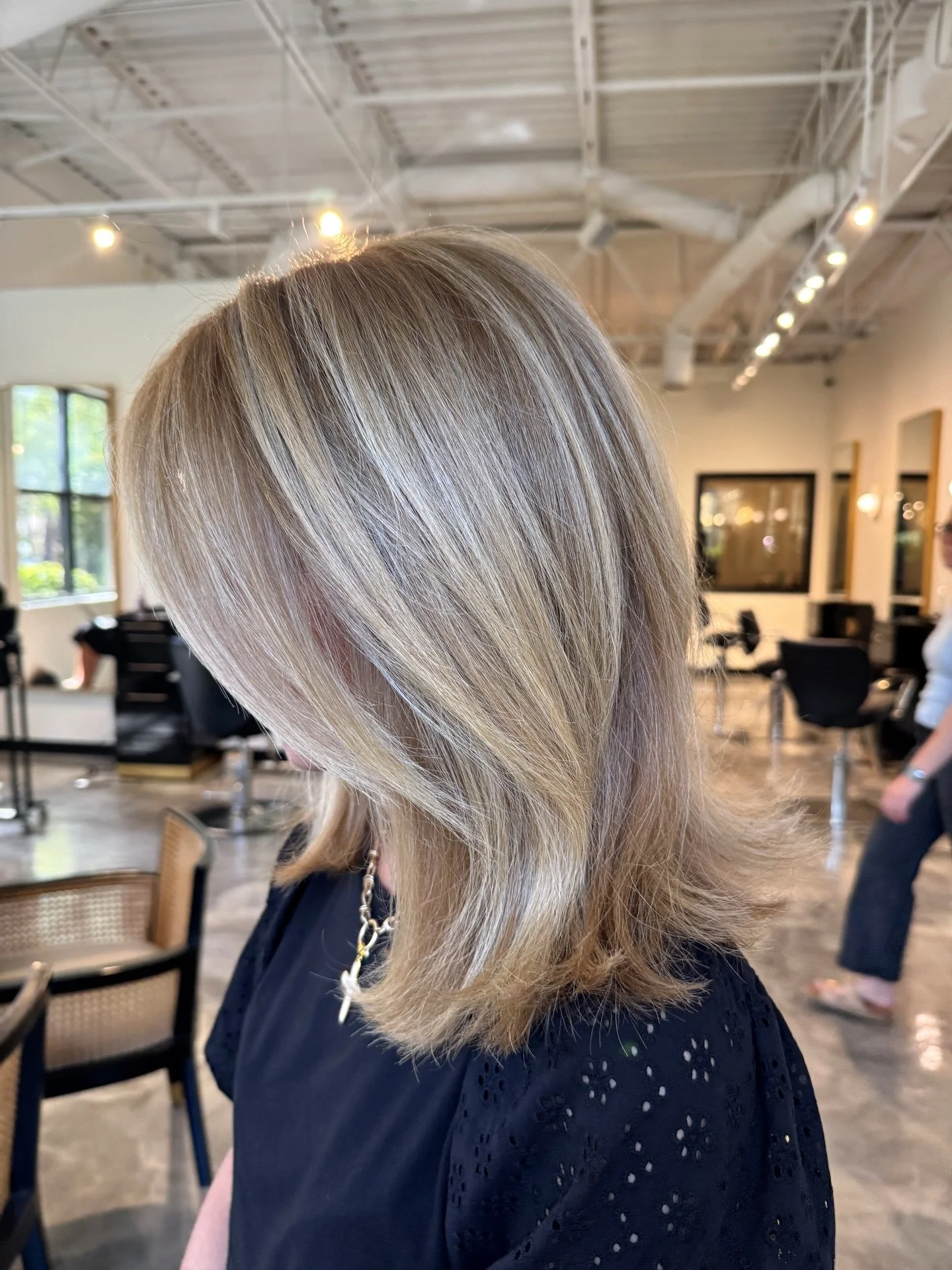A fresh root color paired with soft highlights for natural brightness💛 

By @hairbyjennywicker