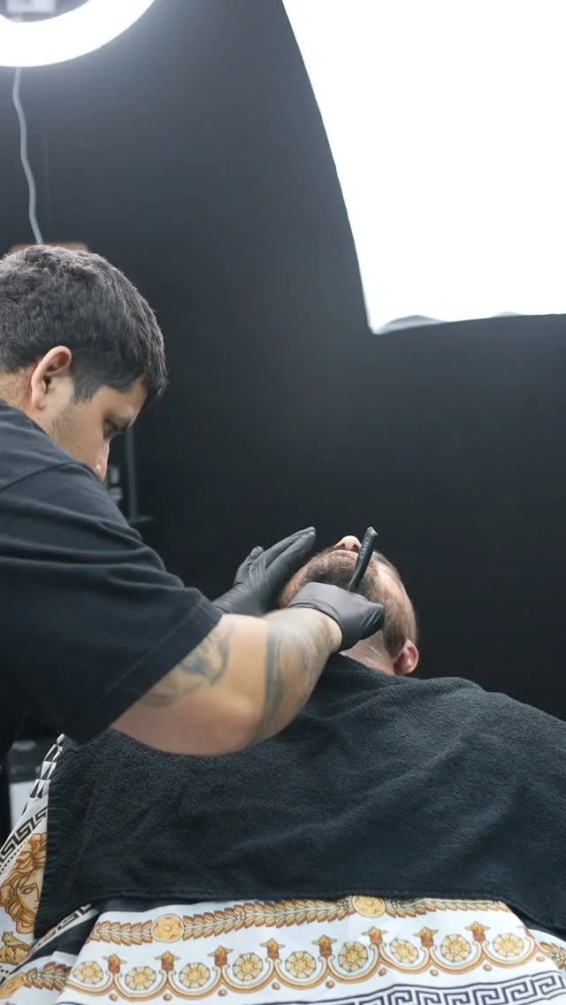Success starts with showing up 💈
Every cut is a step toward the vision.
Stay consistent, stay hungry, stay sharp.
📲 Book your next cut through the link in bio — let’s elevate together.
#BarberMotivation #ChaseGreatness #StaySharp #Grin