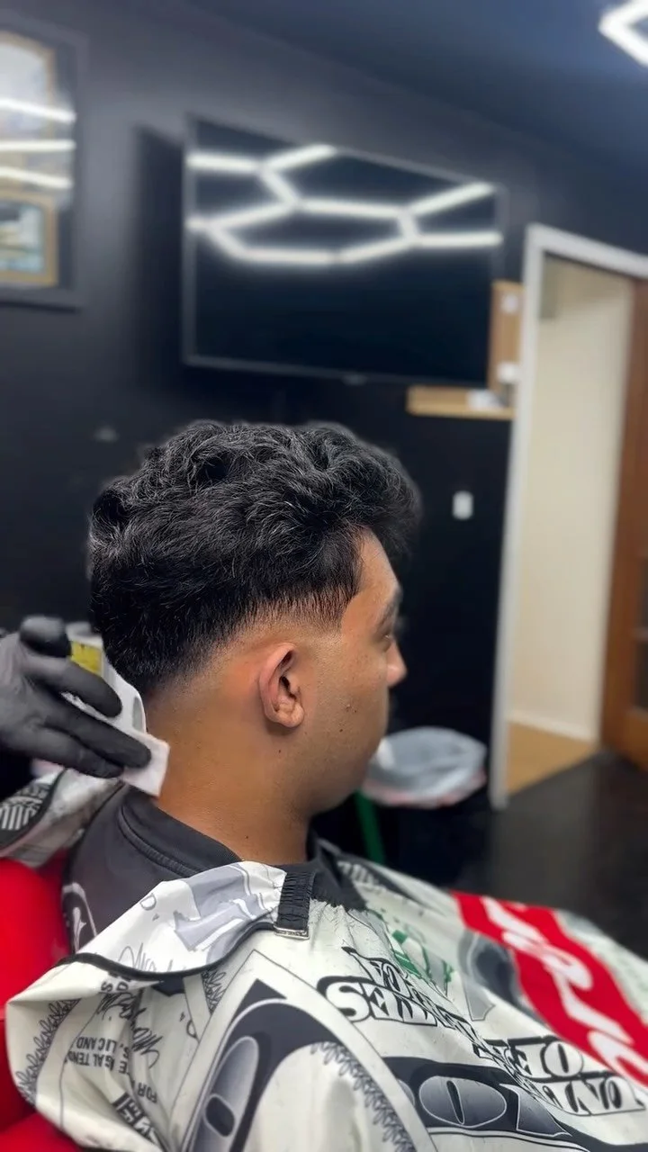 low skin fade (natural) ๐ผ๏ธ thanks to @fadewipes adding the finishing touches to this fresh cut โ๏ธ
.
.
.
#oxnardbarber #fadewipes #cristhebarber #oxnard #fyp