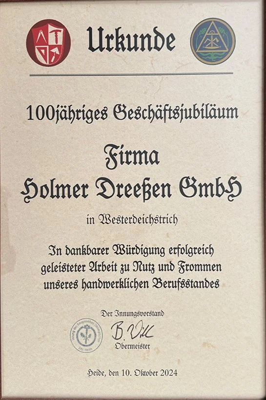 Urkunde für das 100-jährige Firmenjubiläum der Firma Holmer Dreisen GmbH in Westerdeichstrich, ausgestellt am 10. Oktober 2024 in Heide, mit Unterschrift und Siegel.