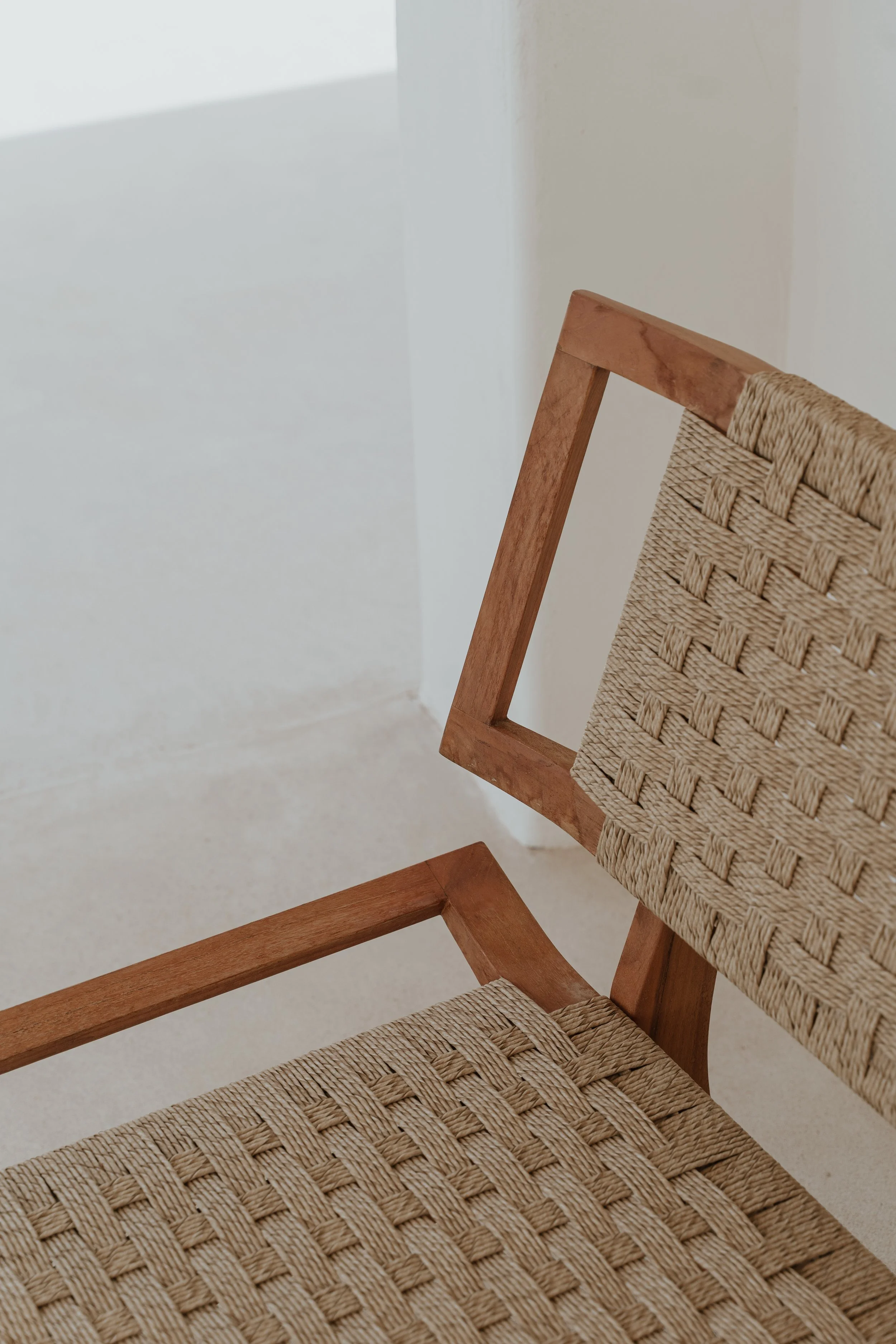 Outdoor Chairs for Relaxed Mediterranean Living
An outdoor chair can bring comfort and character to the spaces where you spend time outside. From a quiet corner on the terrace to a dining area overlooking the Mediterranean, the right chair combines p