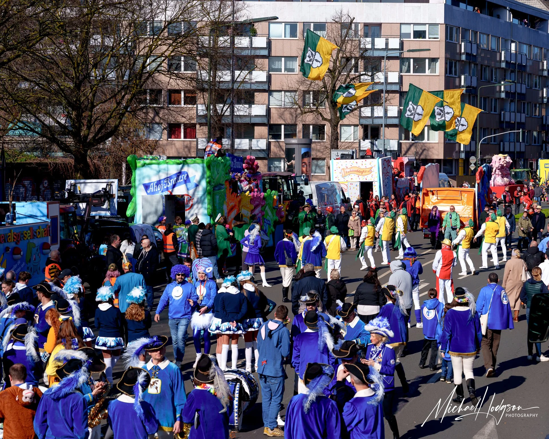 Rosenmontag-Lining-Up-Dusseldorf-Carnival-08891.jpg