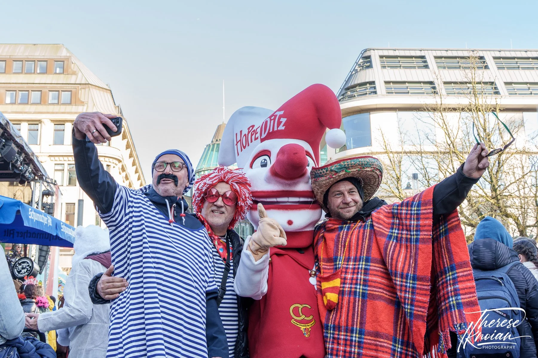 Duesseldorf Carnival Posing with Hoppeditz.jpg