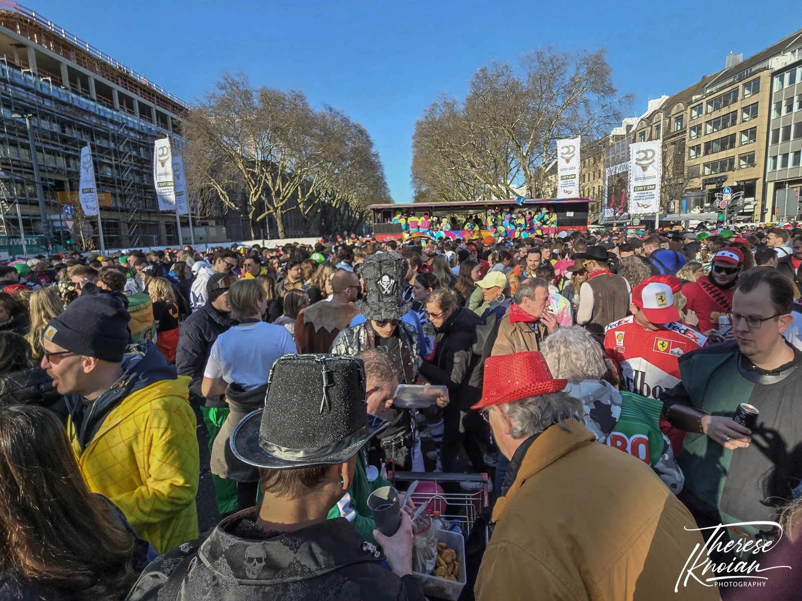 Duesseldorf Carnival Street Parade crowd.jpg