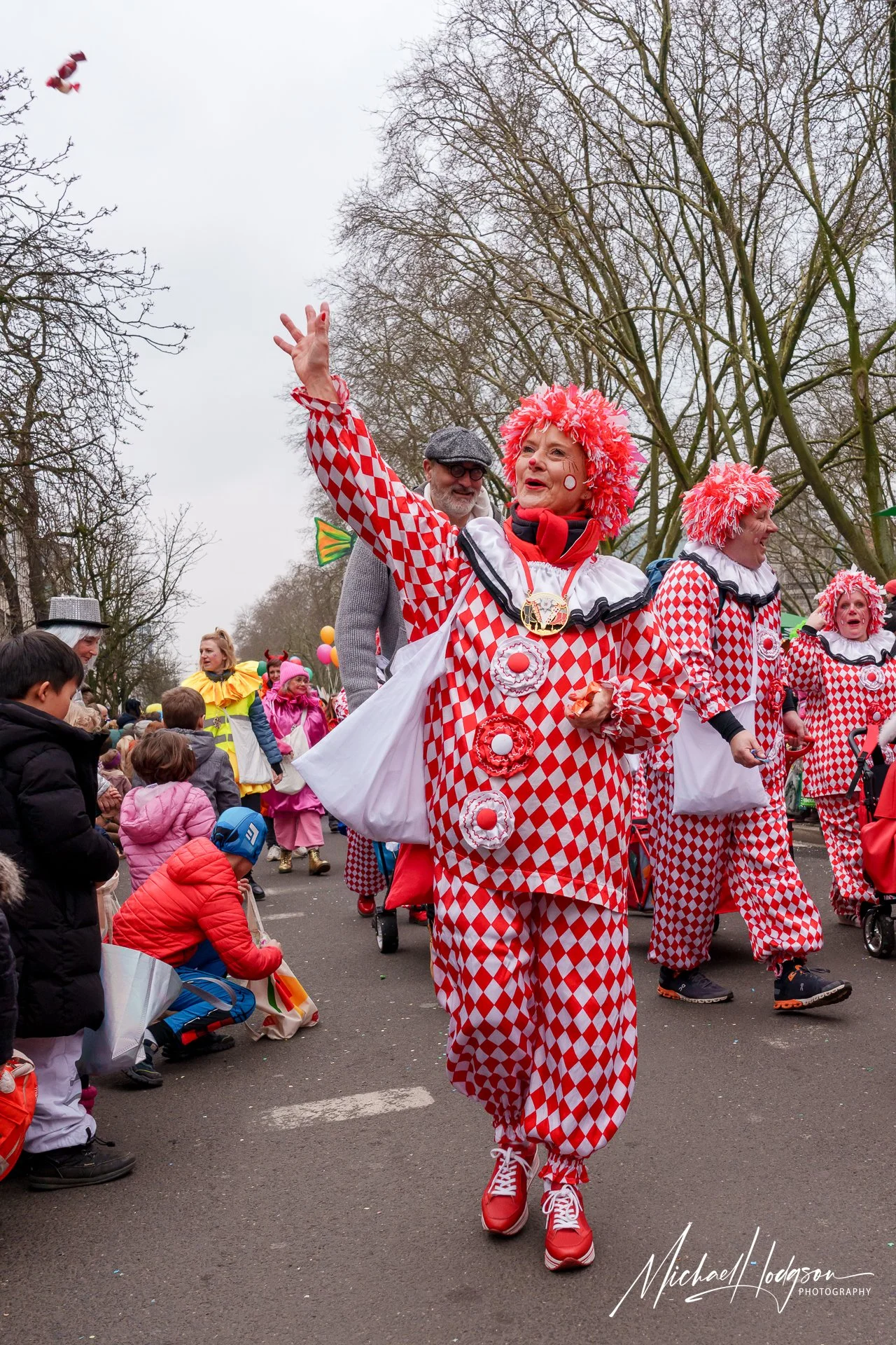 Clown-Candy-Toss-Youth-Parade-Dusseldorf-07946.jpg