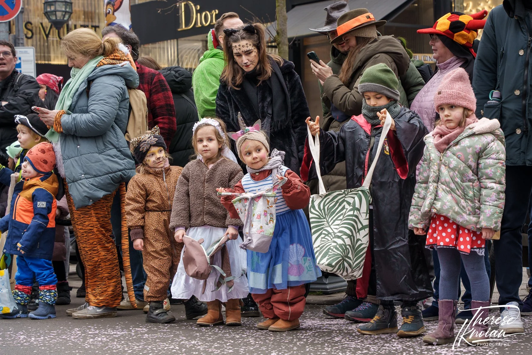 Duesseldorf Carnival Childrens Parade waiting.jpg