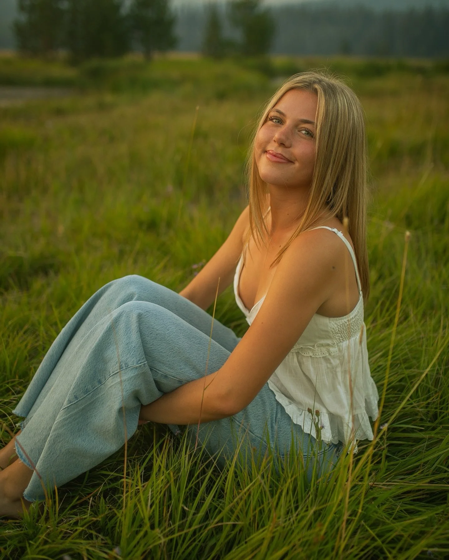 soaking in the mountain views of central oregon for Georgia&rsquo;s senior session ☾⋆⁺₊✧ 

@georgiaparsonsss drove down from portland to take advantage of the bend scenery and the results did not miss !! 

though I&rsquo;m wrapping up with my bend or