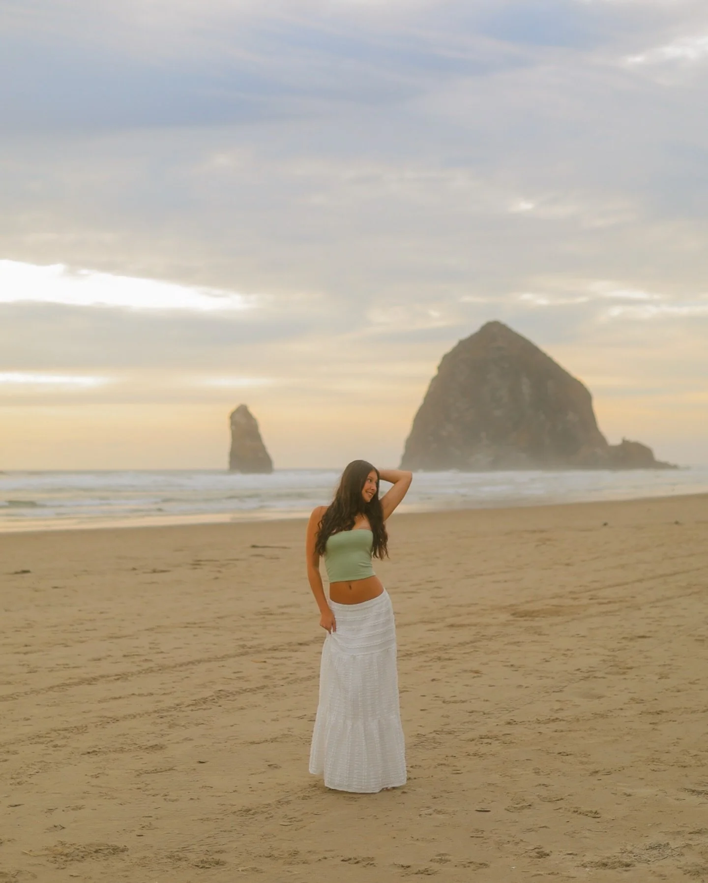 cannon beach was a dream come true𓈒⋆⑅˚🌊
@_mckayla_mason drove up from Salem to capture these senior shots! this was my first time exploring cannon beach, and i&rsquo;m so happy with the result. such a cute little town with so many hidden gems! 

i 