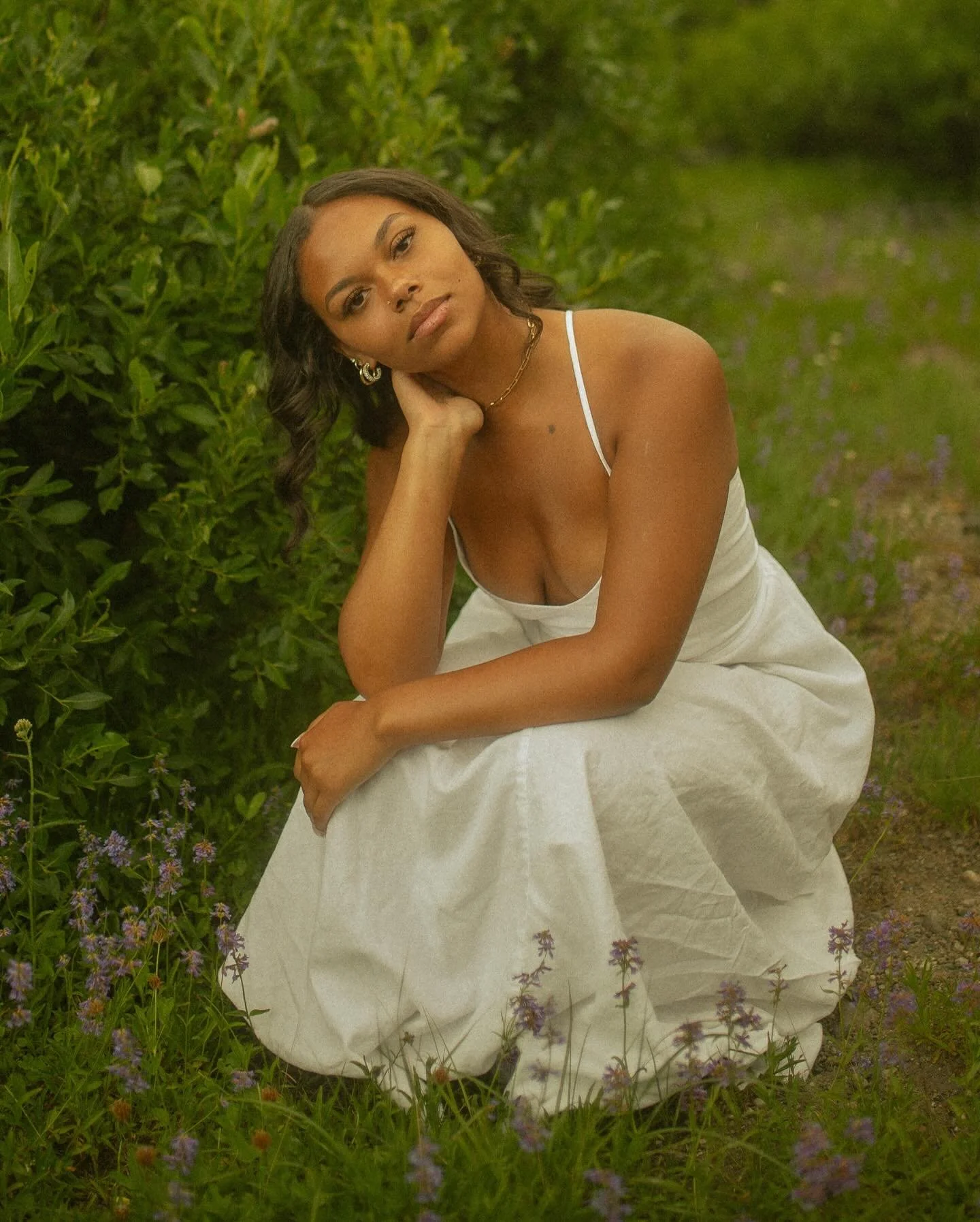 somewhere between summer and a dream 🕊️☁️

this spring I did a giveaway for a senior photoshoot to give back to my amazing supporters/followers. the lovely @demarya.a was selected at random and we were finally able to get together last night for her