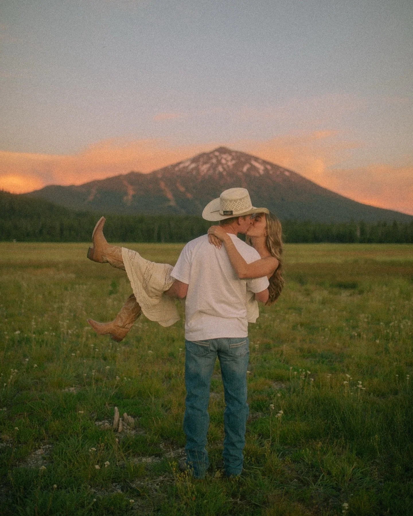Hello again!! Checking in after a much-needed (and much longer than planned) hiatus &lt;3  This year has been jam-packed&mdash;full of incredible highs and some very low lows. Moving to Portland while juggling the largest volume of clients and sessio