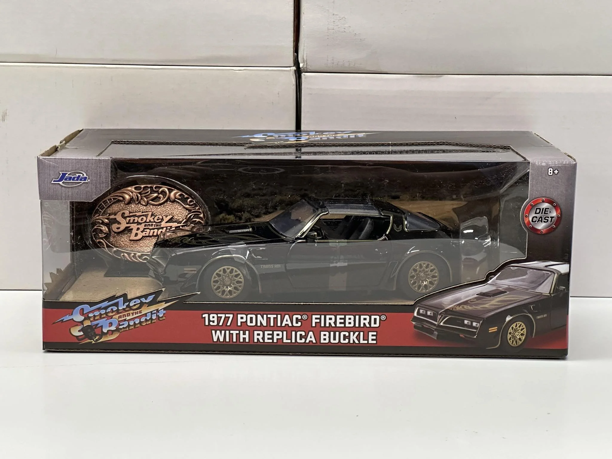 1:24 SCALE 1977 PONTIAC FIREBIRD WITH REPLICA BUCKLE