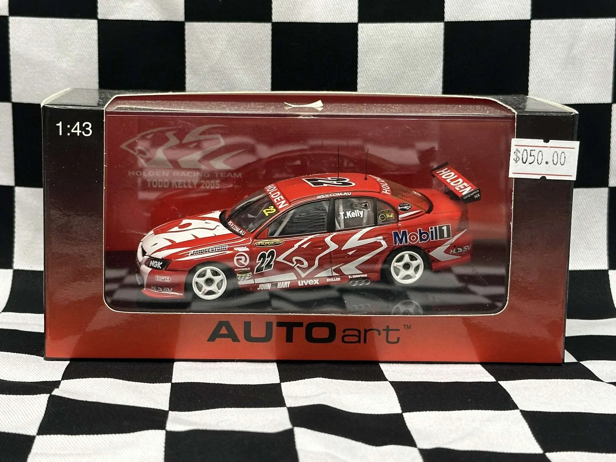 1:43 SCALE HOLDEN VZ COMMODORE 2005 HRT TODD KELLY
