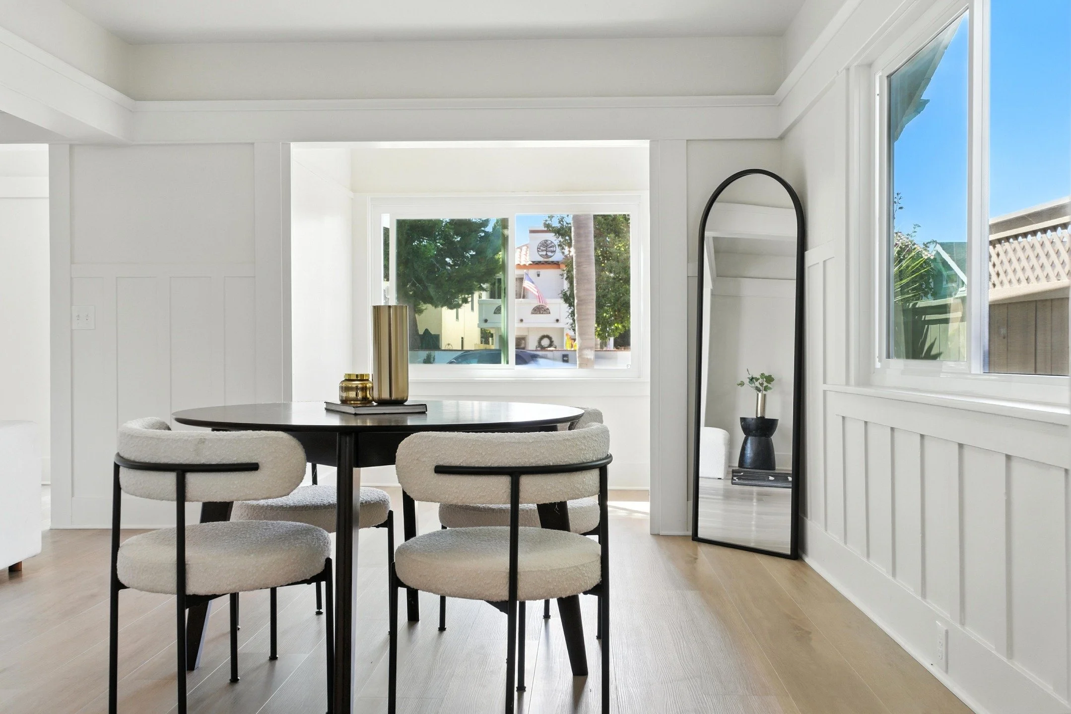 Real estate moves fast, and so do I.

When you book with me, you&rsquo;re not just getting high-quality listing photos, you&rsquo;re getting a smooth, reliable experience from start to finish.

📅 Booking? Quick and easy.
📸 Shoot day? In and out wit