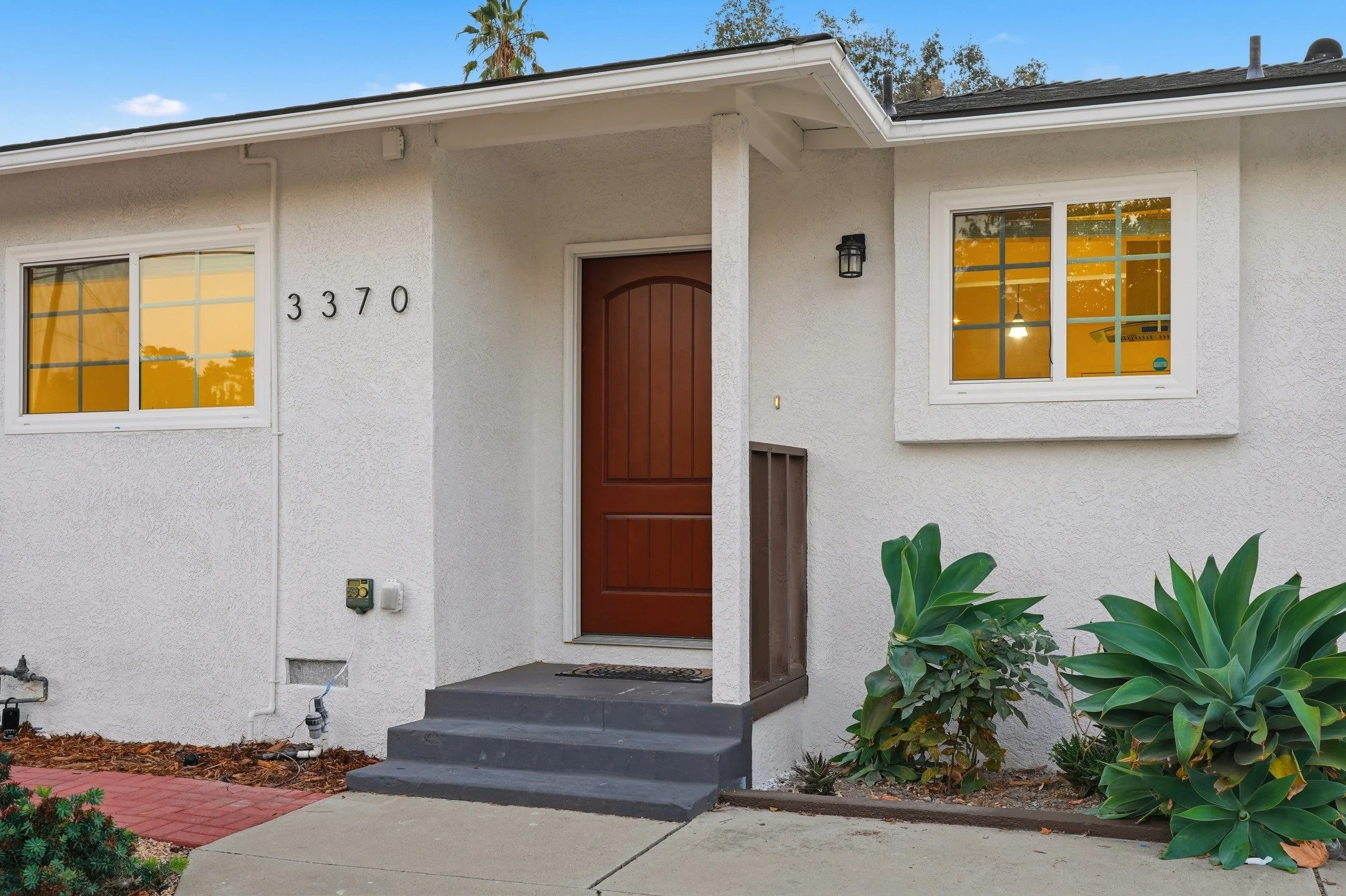 ---Why choose JTL?---
My work goes beyond merely taking photographs. I take pride in understanding your goals, your audience, and your brand's identity. This enables me to tailor my approach and create visuals that align seamlessly with your vision. 