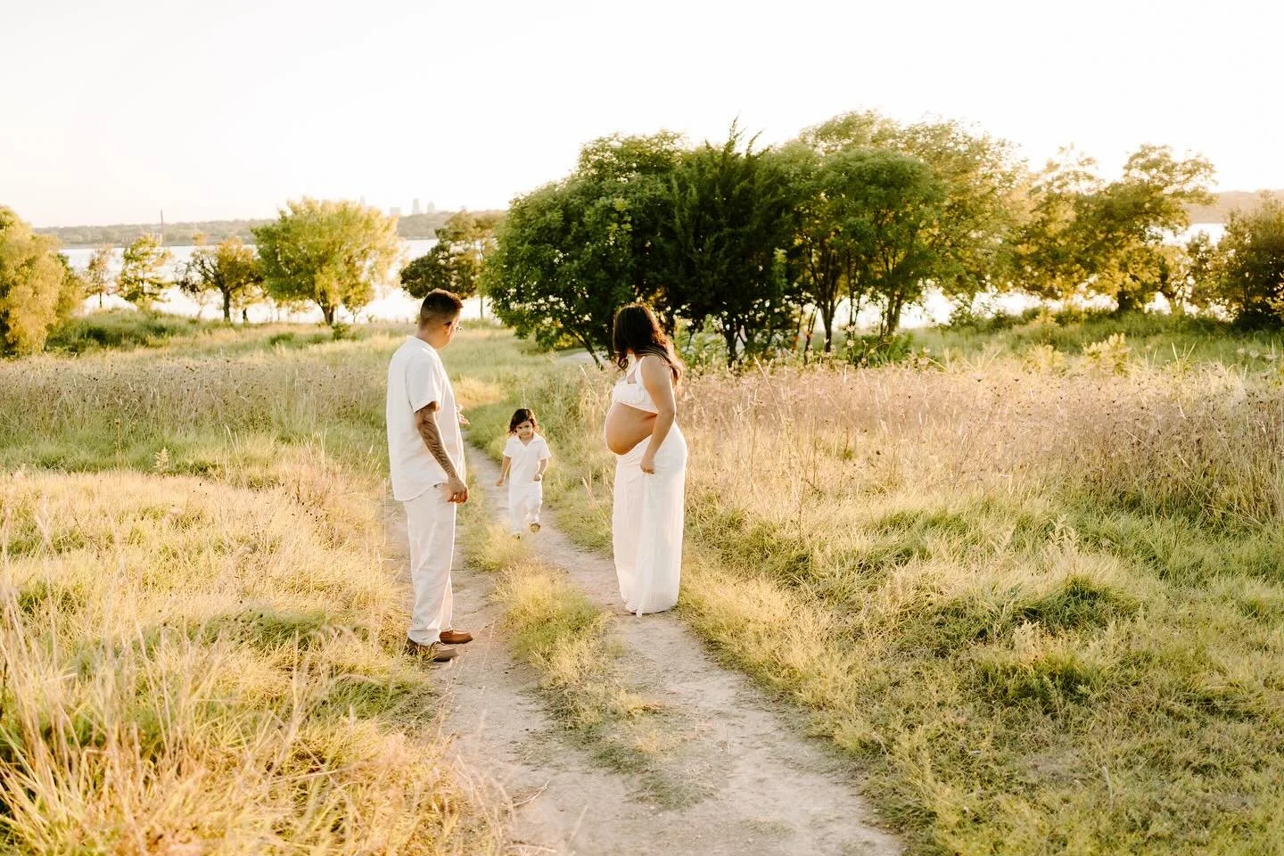 The sun did its job at this maternity session☀️