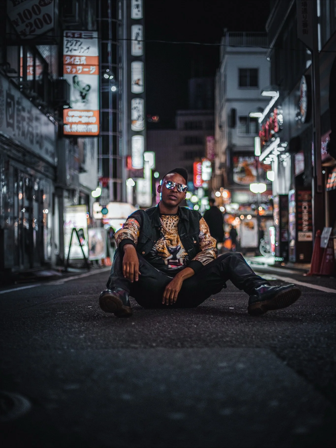 Arcades and City Lights.

Canon 1DX ii 
Model - @eranscoggins 

#japan #japanphotography #tokyo #osaka