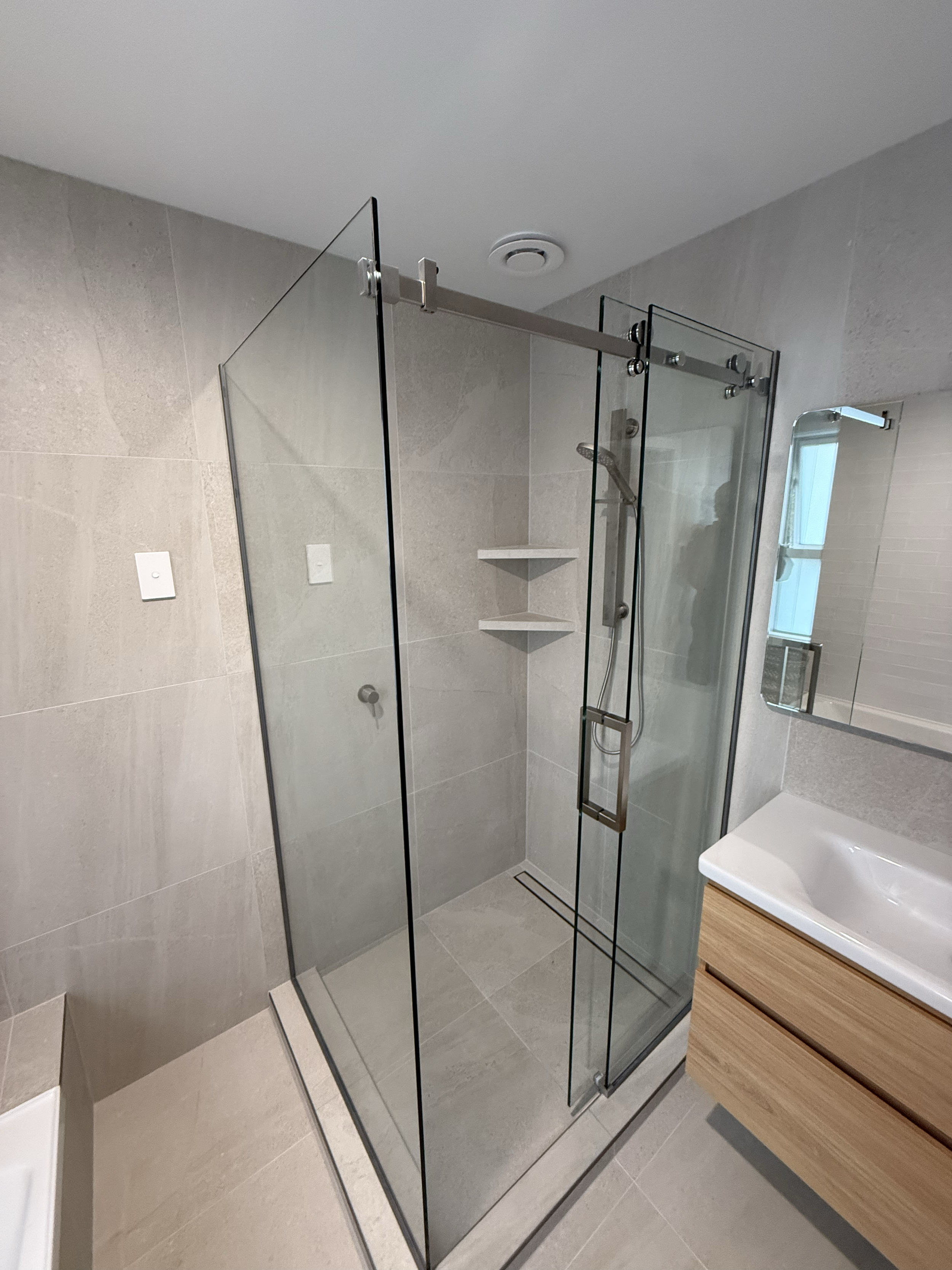 Frameless glass shower - sliding door 