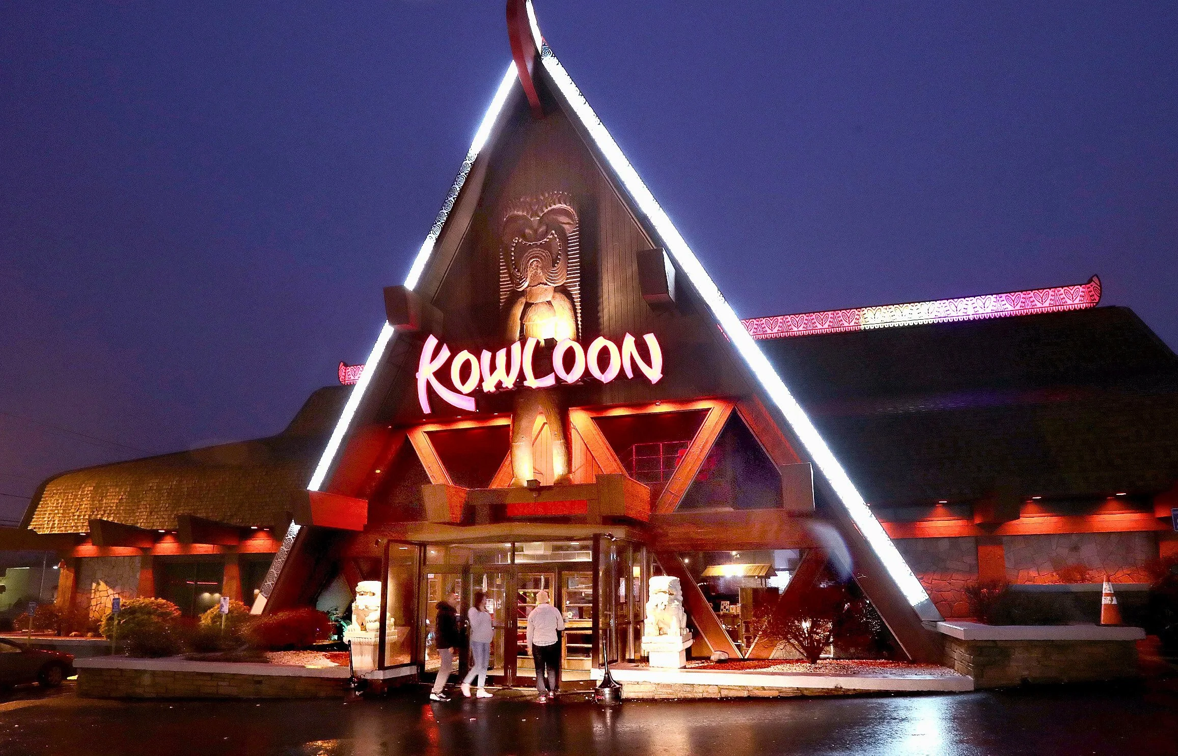 Kowloon nRestaurant at night