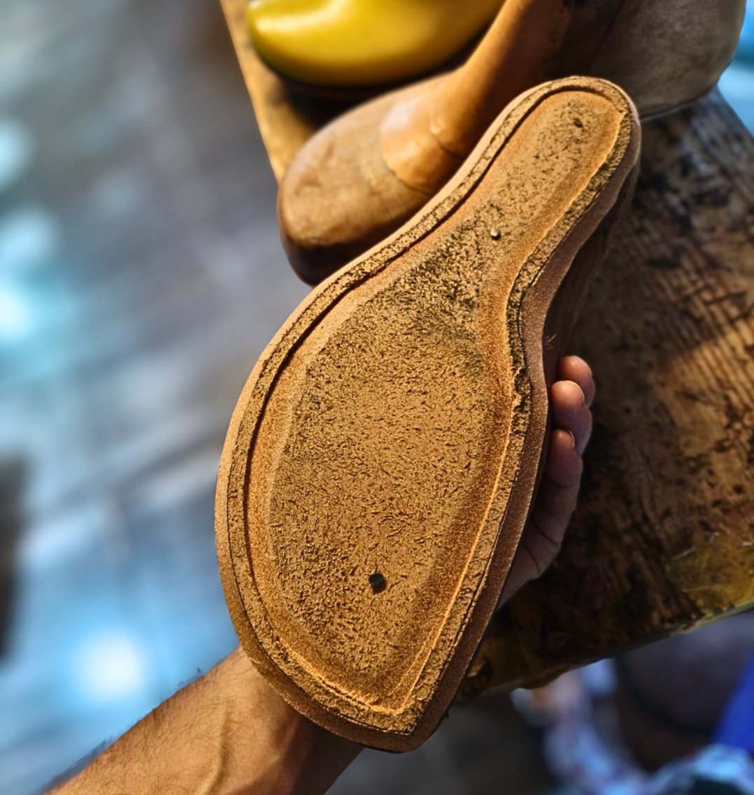 The carved channel in the insole of a boot is called the holdfast