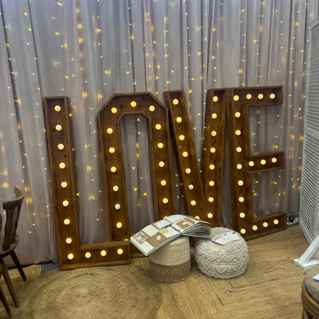 Retour en image du Salon du Mariage de Vannes 🤍

Un week-end plac&eacute; sous le signe de l&rsquo;inspiration et des belles rencontres.

Nous avons eu grand plaisir &agrave; parcourir le salon, &agrave; &eacute;changer avec quelques prestataires et