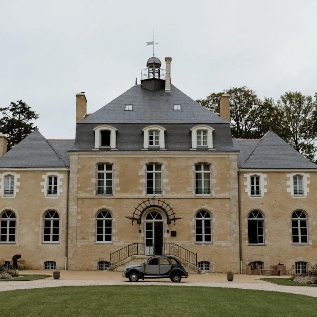 Imaginez-vous &eacute;changer vos v&oelig;ux au c&oelig;ur d&rsquo;un domaine breton, entre b&acirc;tisses en  pierre, arbres centenaires et paysages apaisants du Golfe du Morbihan.

Le Domaine Le Mezo, &agrave; Ploeren, pr&egrave;s de Vannes, est un