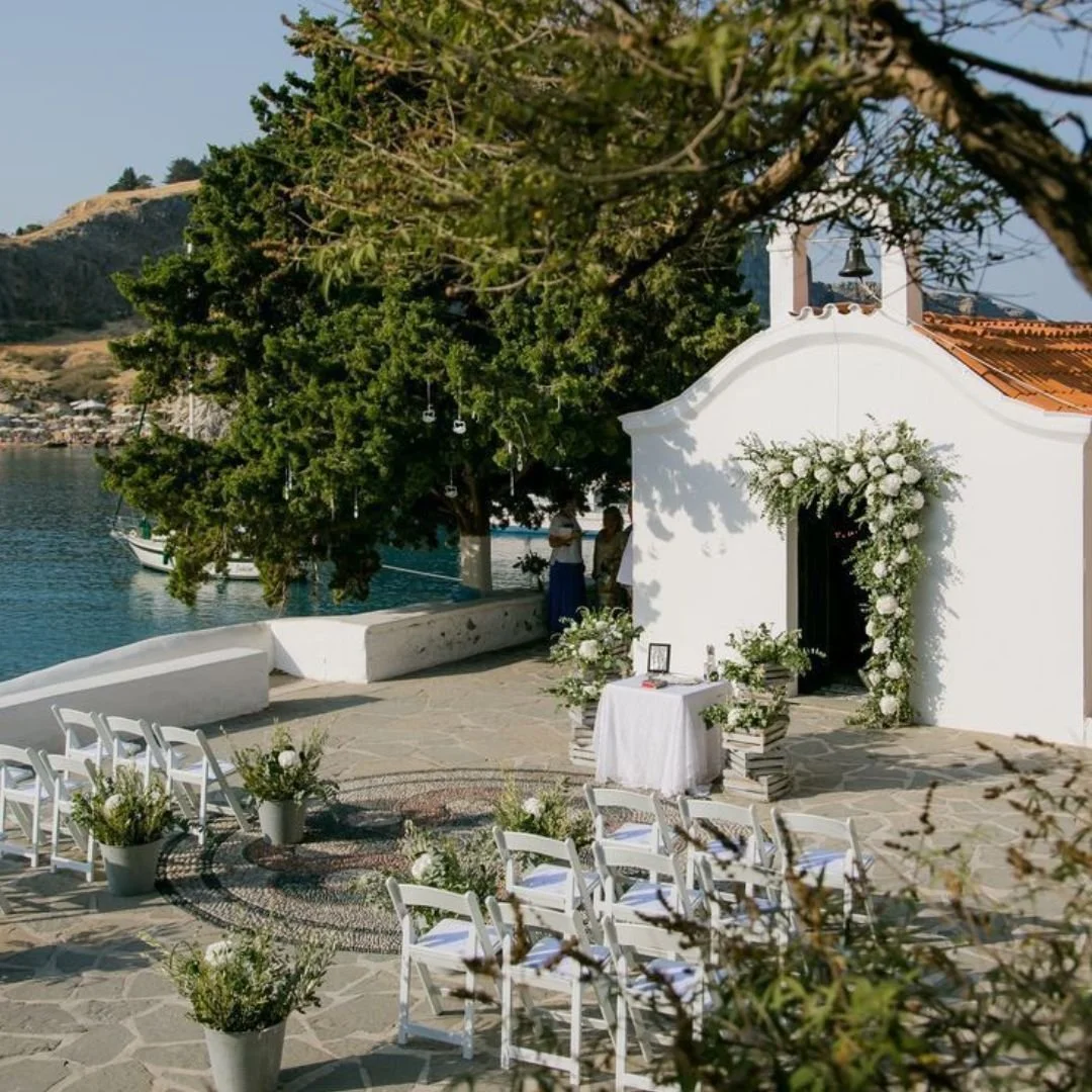 Un mariage aux accents de Gr&egrave;ce 🇬🇷

Des oliviers, des touches de blanc et de bleu, la lumi&egrave;re dor&eacute;e du soir, le parfum du jasmin et le murmure de la mer &Eacute;g&eacute;e&hellip;

 Un mariage qui respire la M&eacute;diterran&e