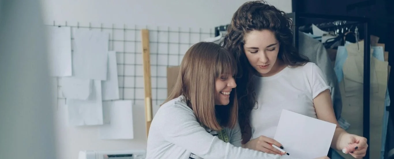 collaborare come Pinterest Specialist per le freelance del settore casa e lifestyle. Due donne sorridenti che lavorano fianco a fianco.