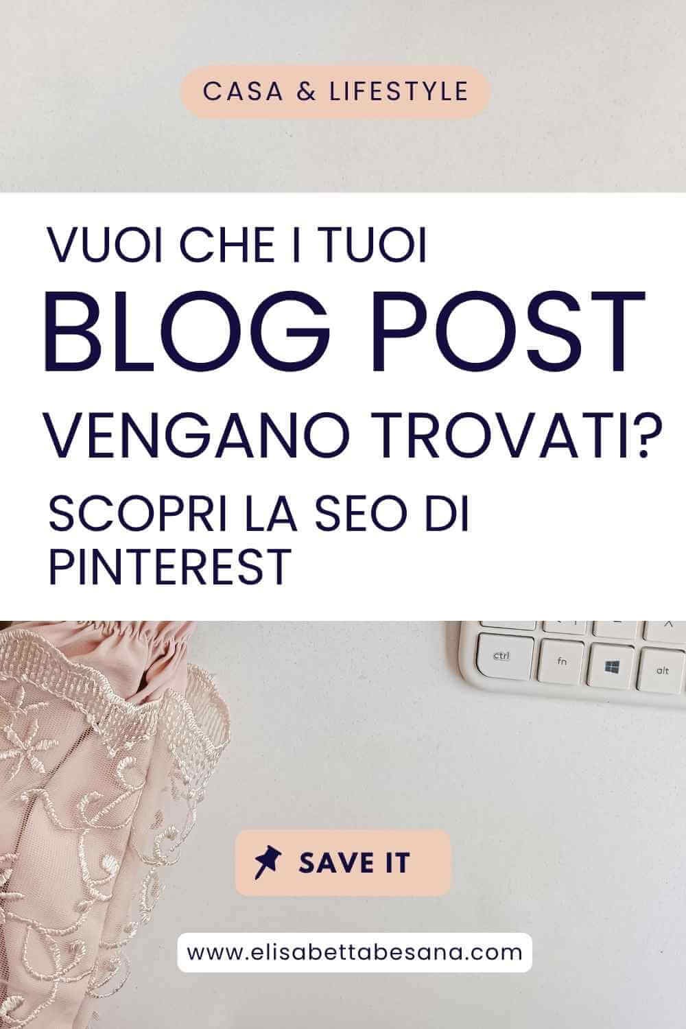 immagine verticale, sullo sfondo si intravede un laptop e una manica di un vestito rosa cipria. Grafica testuale "casa e lifestyle: vuoi che i tuoi blog post vengano trovati ? scopri la SEO di Pinterest", in basso url www.elisabettabesana.com