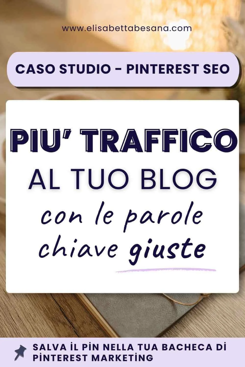 immagine verticale, sullo sfondo un'agenda in pelle poggiata su un tavolo in legno chiaro. Testo in blu PIU TRAFFICO AL TUO BLOG CON LE PAROLE CHIAVE GIUSTE, CASO STUDIO PINTEREST SEO.