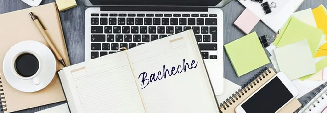 scrivania con laptop, agenda, memo, tazza di caffè e agenda aperta su pagina "Bacheche"