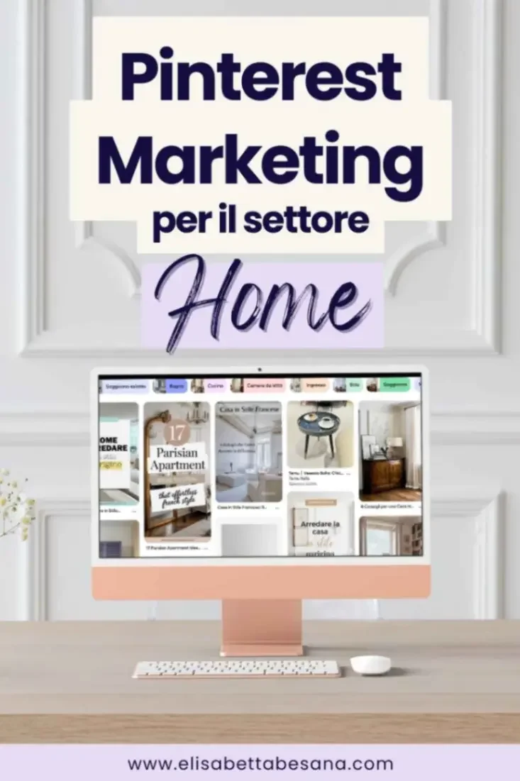 Grafica testuale "Pinterest Marketing per il settore Home", in basso url www.elisabettabesana.com. Scrivania in legno chiaro con poggiato un monitor con schermata feed di Pinterest, tastiera e mouse minimal, parete con boiserie bianca