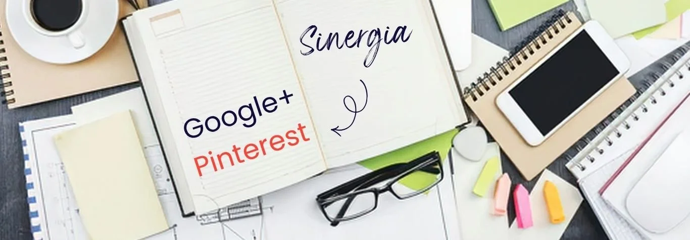 Immagine di un'agenda aperta con scritta "Sinergia Google + Pinterest" su una scrivania affollata di fogli e appunti.