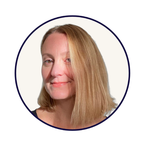 Prima piano di una donna con capelli biondi, sorriso leggero, sfondo bianco