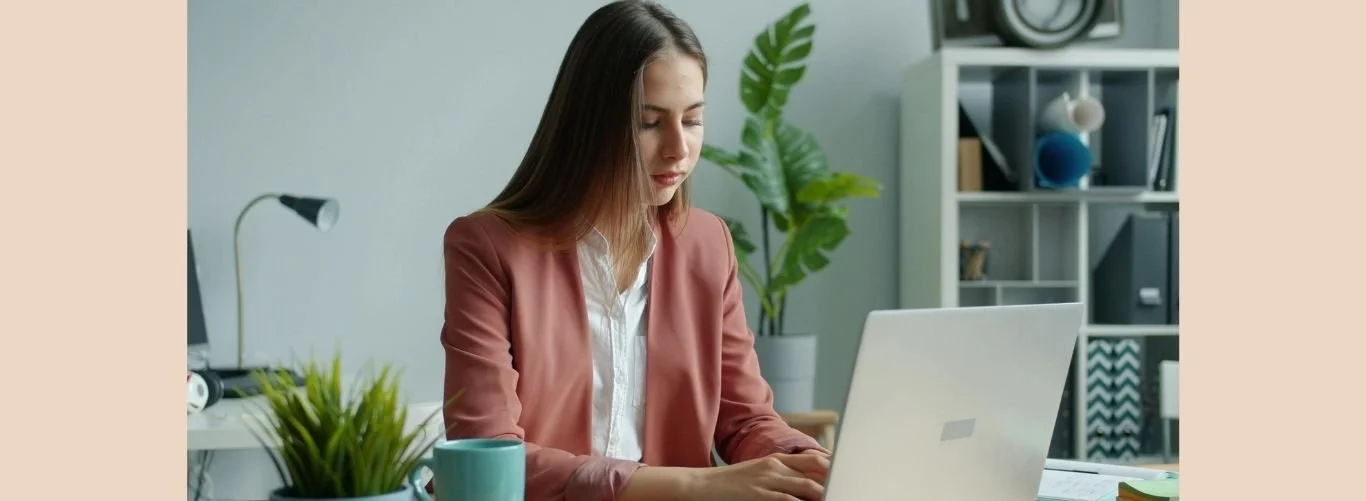 Giovane professionista al lavoro, sta valutando di sfruttare Pinterest come canale di presenza online per la sua attività nel settore Casa e Lifestyle abitativo