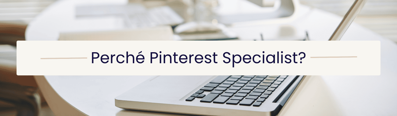 Elisabetta Besana spiega perché ha scelto di essere Pinterest Specialist, immagine di un laptop aperto su tavolo chiaro.