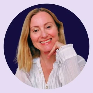 Immagine profilo di Elisabetta Besana Pinterest Specialist per professioniste settore Casa, immagine tonda su sfondo blu scuro
