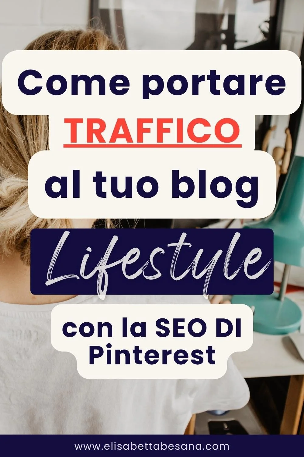Donna di spalle alla scrivania in uno studio creativo con piante e lampada turchese - Come portare traffico al blog lifestyle con la SEO di Pinterest