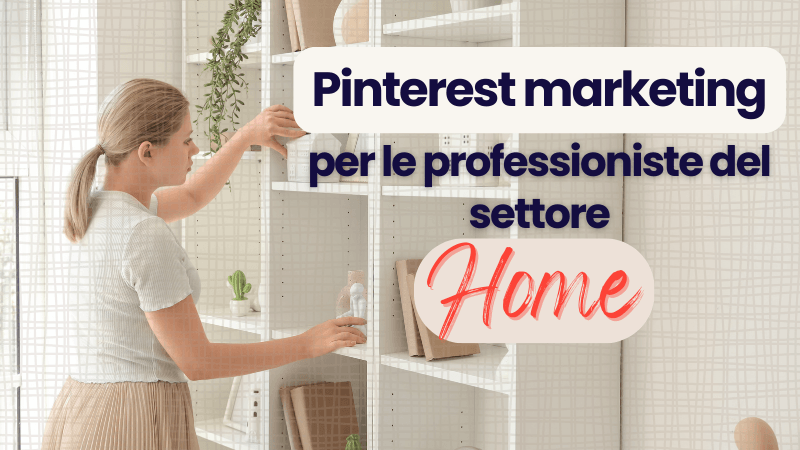 donna bionda che sistema oggetti in una libreria di un soggiorno bianco e luminoso