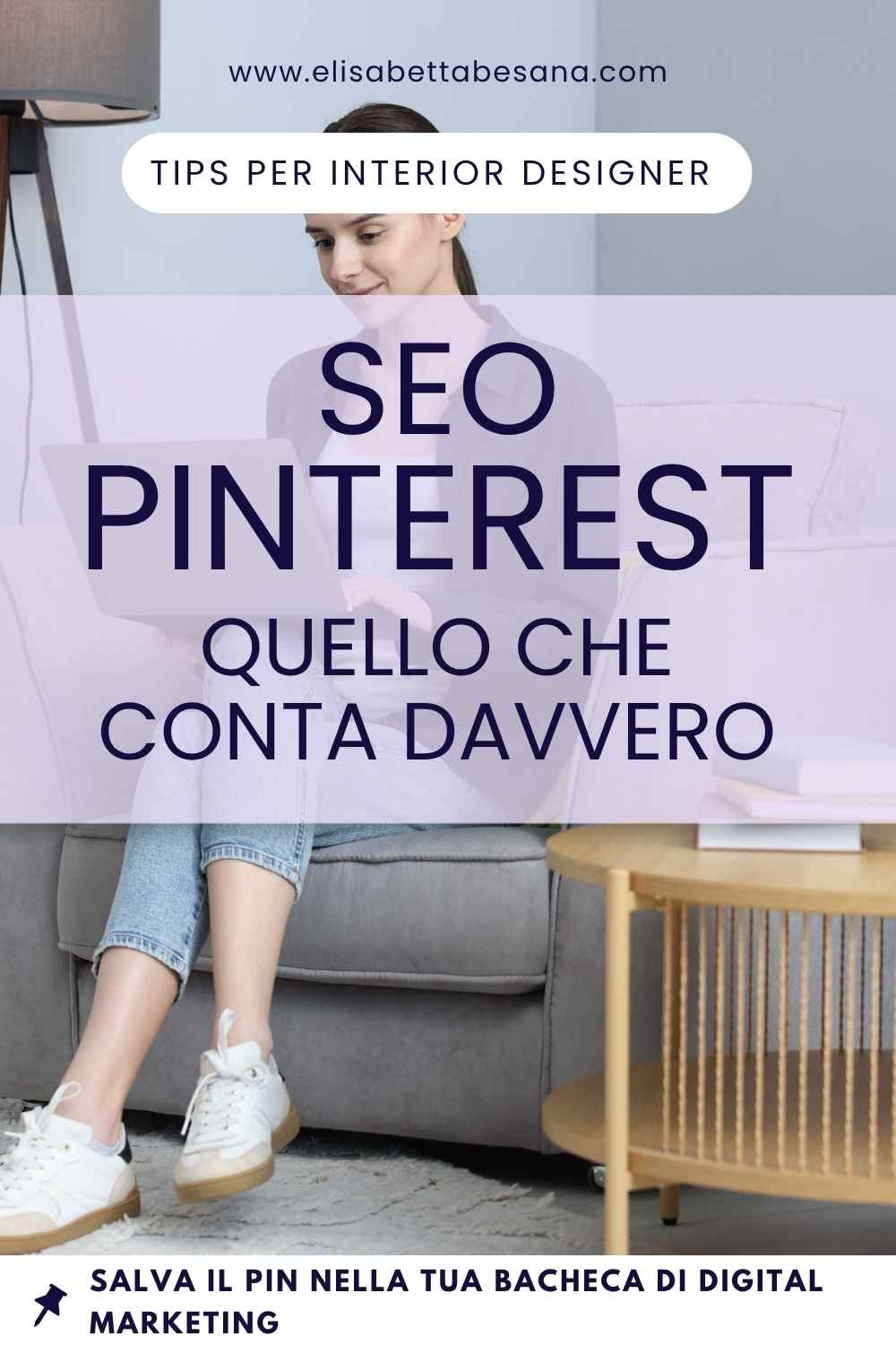 immagine verticale di una giovane donna seduta sul divano intenta a lavorare al suo laptop, ambiente luminoso e minimal, grafica testuale SEO Pinterest ciò che conta davvero, www.elisabettabesana.com