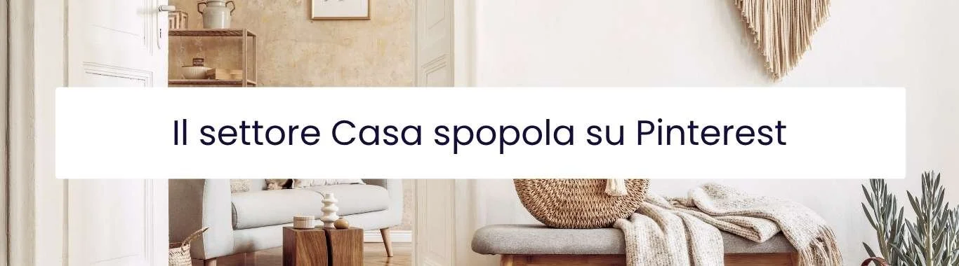 immagine orizzontale, sullo sfondo interno di una casa dai colori chiari e caldi, grafica testuale "il settore casa spopola su pinterest"