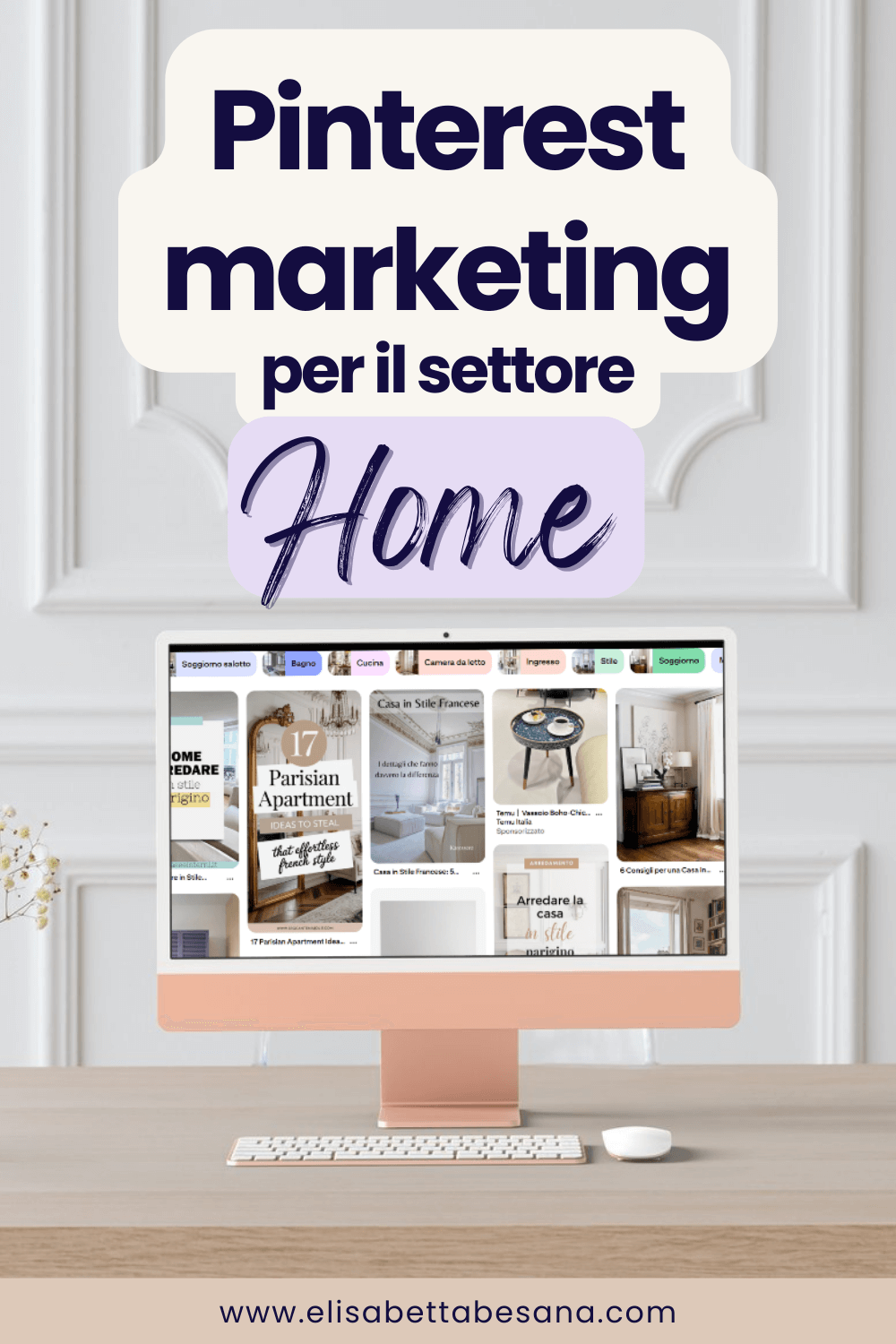 scrivania in legno chiaro con poggiato un monitor con schermata feed di Pinterest, tastiera e mouse minimal, parete con boiserie bianca