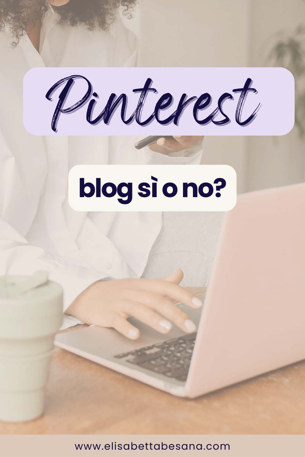 donna con camicia bianca che lavora al laptop