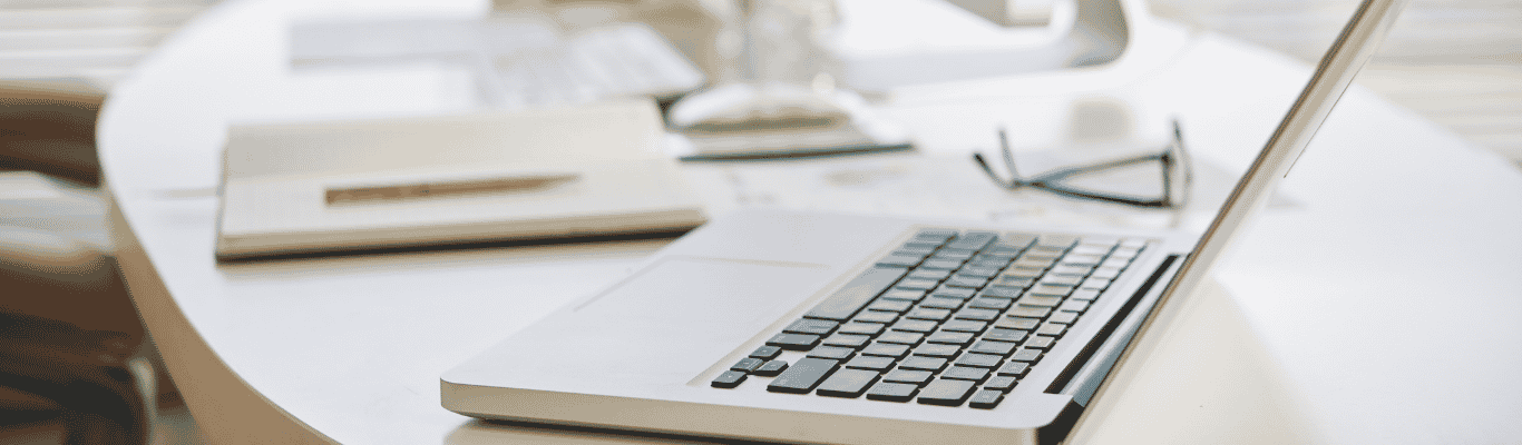 laptopt aperto su scrivania chiara - il momento del cambiamento di Elisabetta Besana Pinterest Specialist