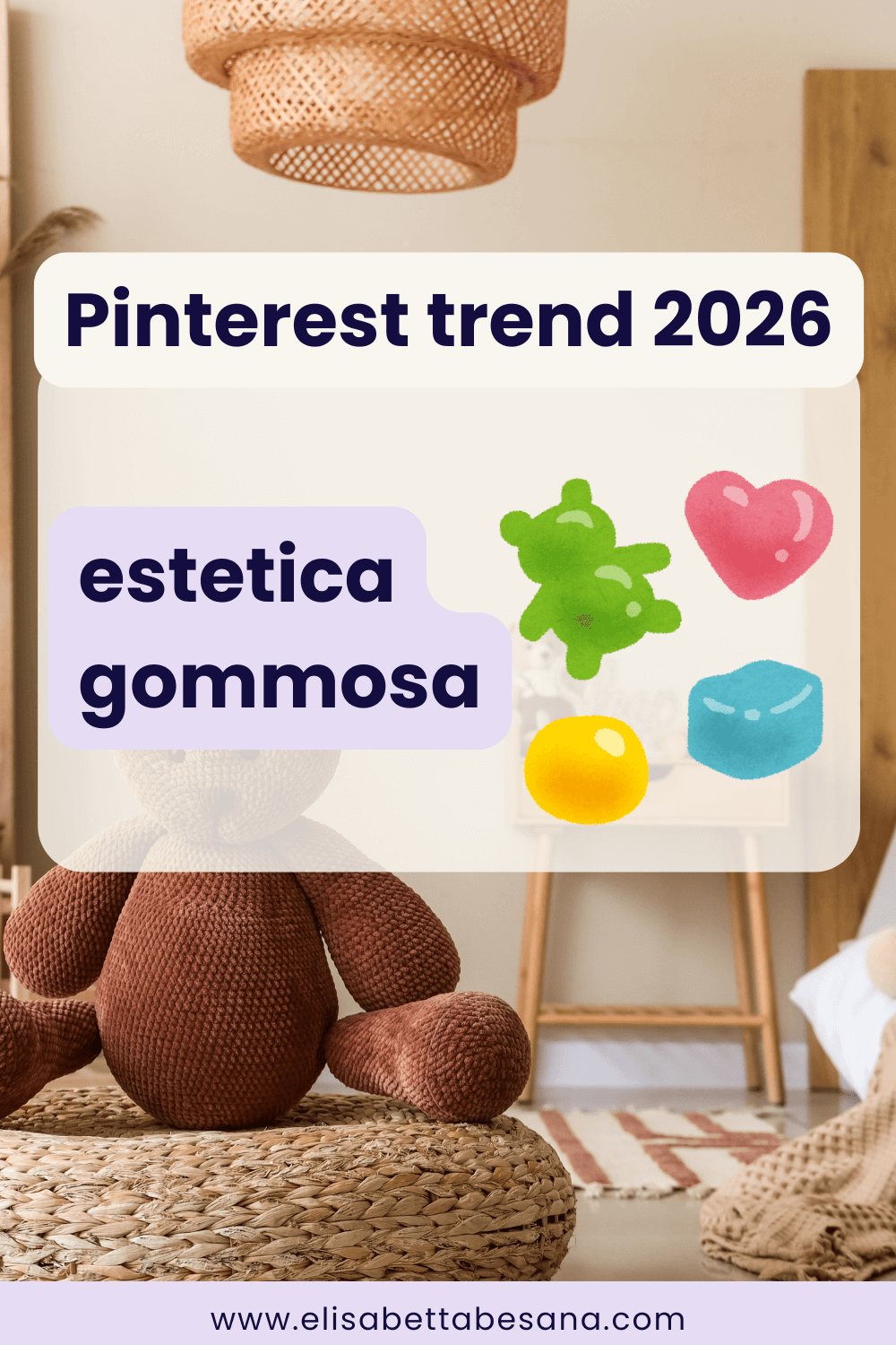 grafica testuale "pinterest trend 2026 - estetica gommosa", a fianco 4 oggetti gommosi colorati, nello sfondo foto di cameretta con materiali naturali e orsetto di pezza marrone