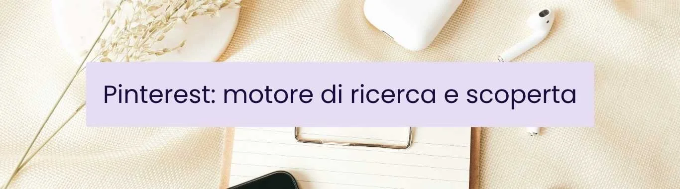 immagine orizzontale, sullo sfondo bloc notes, auricolari bianchi, tessuto chiaro, grafica testuale blu e lilla "Pinterest: motore di ricerca e scoperta"