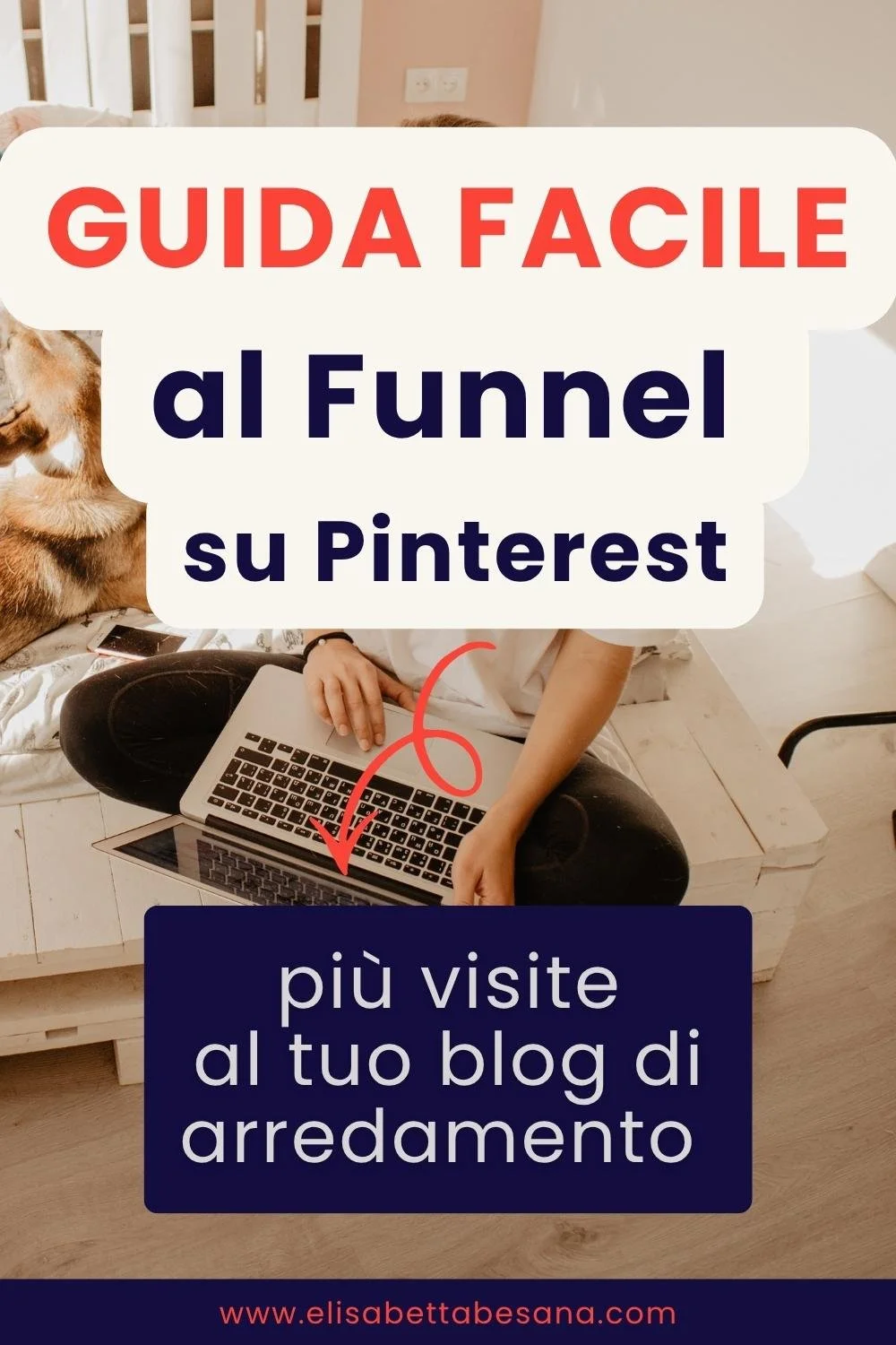 Blogger intenta a scrivere al computer in un ambiente luminoso. Come si trasforma un semplice Pin in una visita al tuo sito con un Funnel strategico.   Leggi l’articolo per scoprire come funziona.